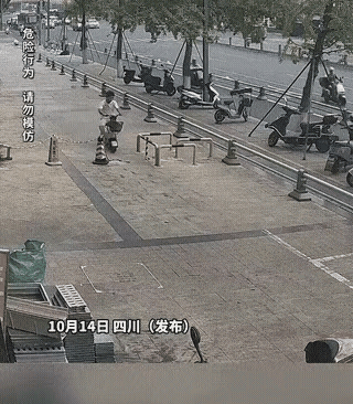 古代的绊马索也是这个原理吧？
远远看上去地上啥都没有，两边路堵着过不去，只能从中