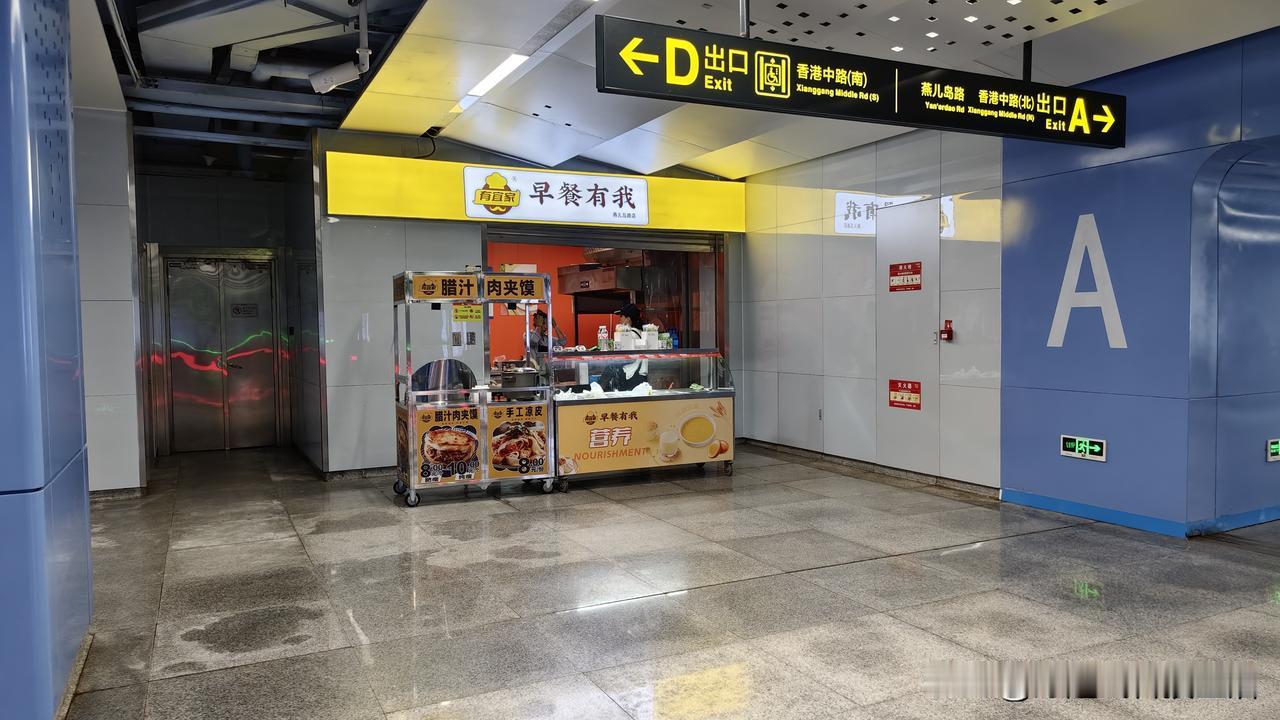 不得不夸夸咱青岛的便民程度！昨天路过燕儿岛路地铁站，出站口就有早餐摊，热乎包子香