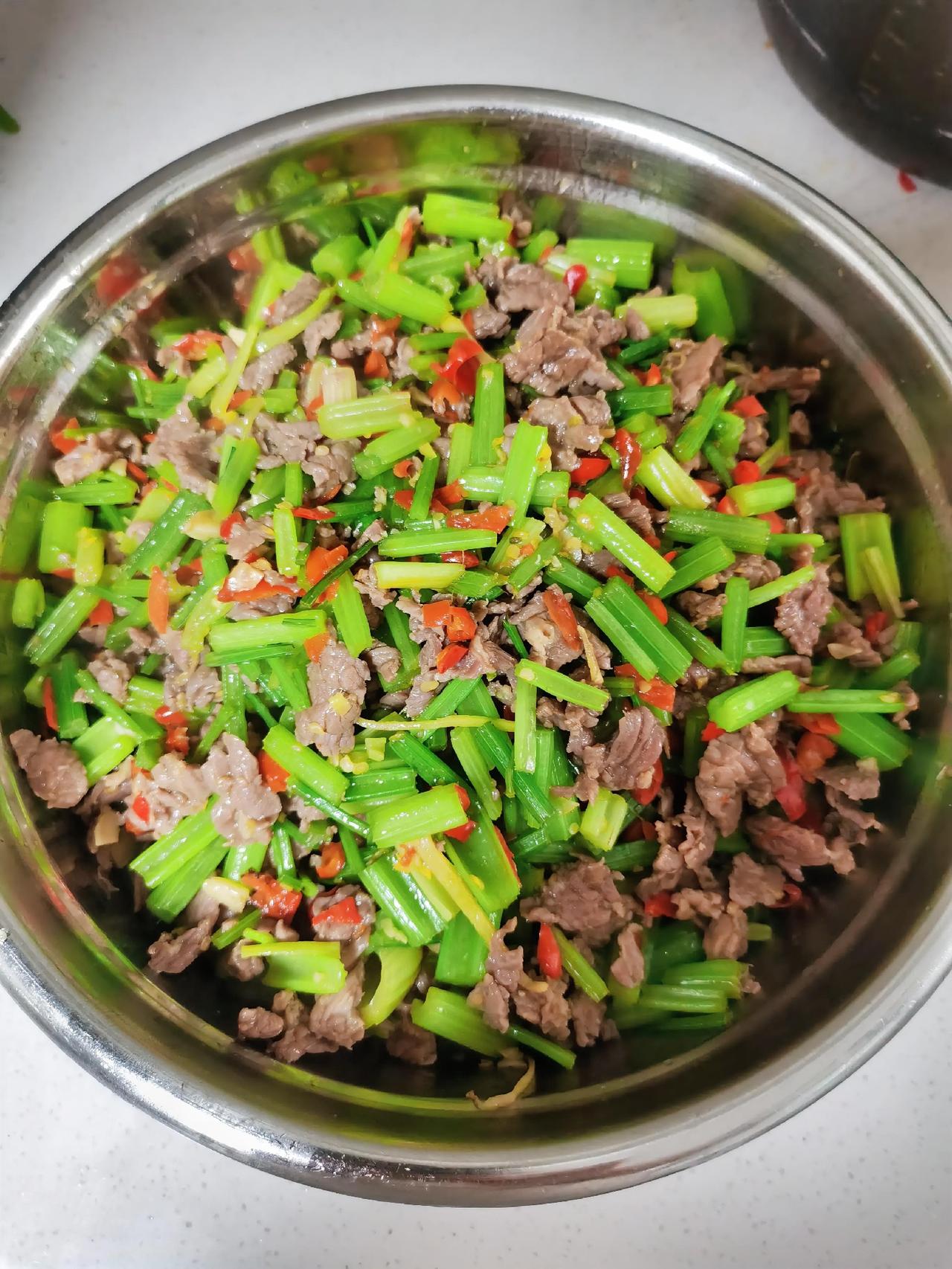 今日食堂家常菜谱：
芹菜炒牛肉
红萝卜炒肉
炒青菜

即使被阴暗的人和事坑过，我