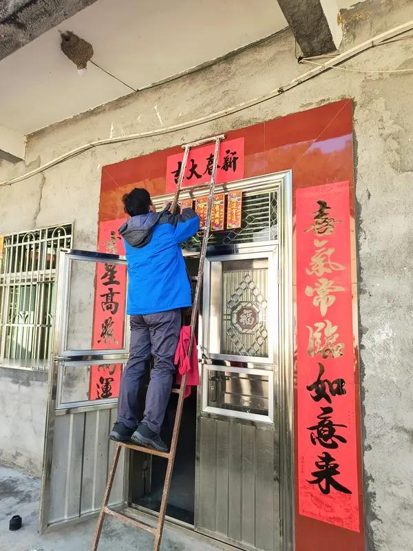 回家准备，回家路上，到家，贴对联，一起做饭，一起吃饭，一起放烟花，一起出门拜年，
