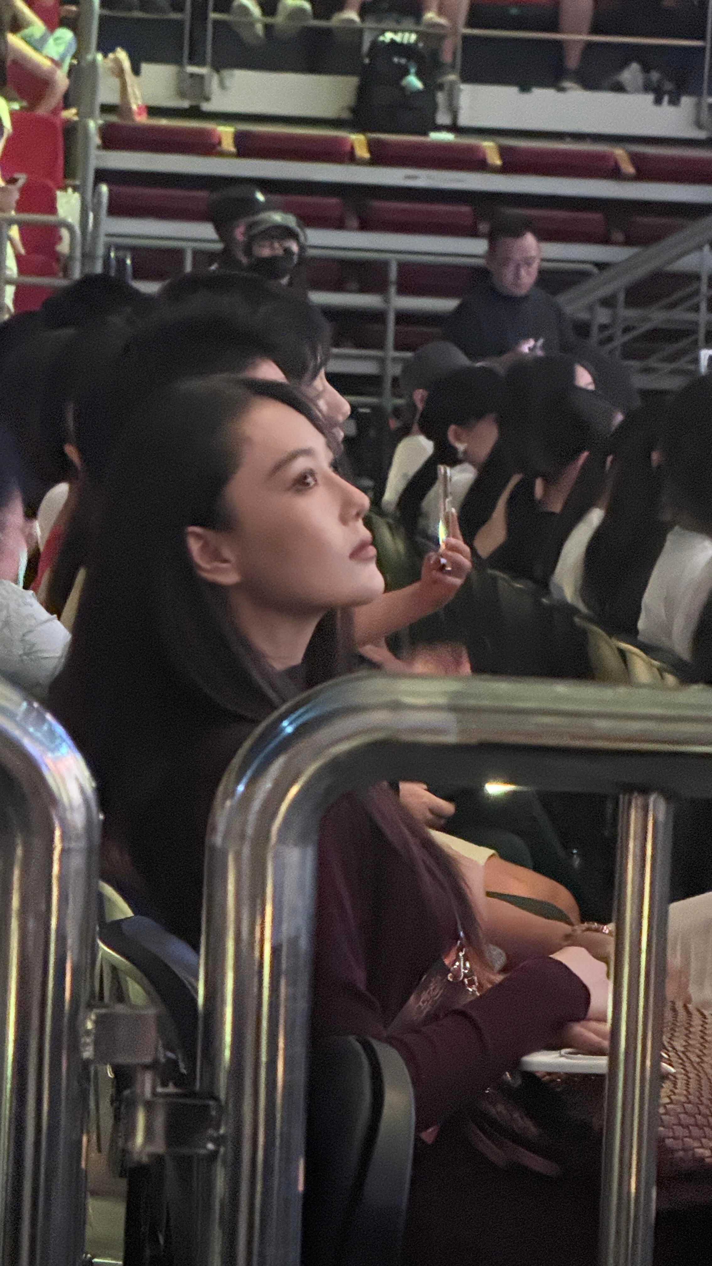 张馨予神颜！张碧晨演唱会上一转头碰到了张馨予！一整个大惊艳 这大浓颜太在我审美点
