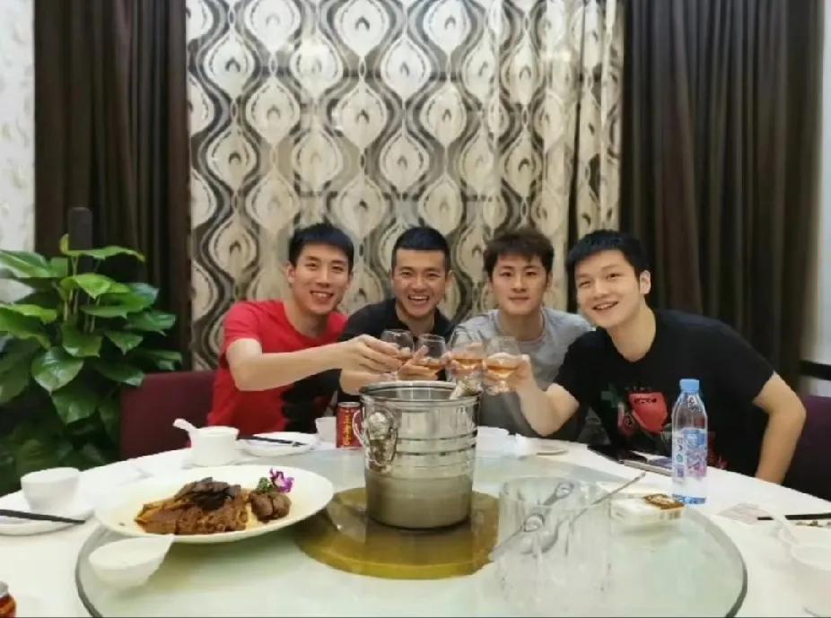 国乒珍贵旧照，樊振东的别样一面
 
偶然考古到樊振东和队友聚餐的照片，东东在照片