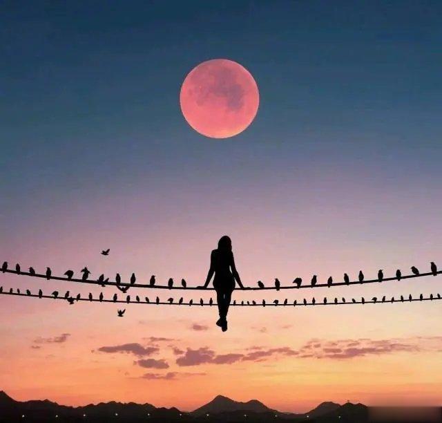 小时候枕头上都是口水，长大后枕头上都是泪水；小时候，微笑是一种心情，长大后，微笑