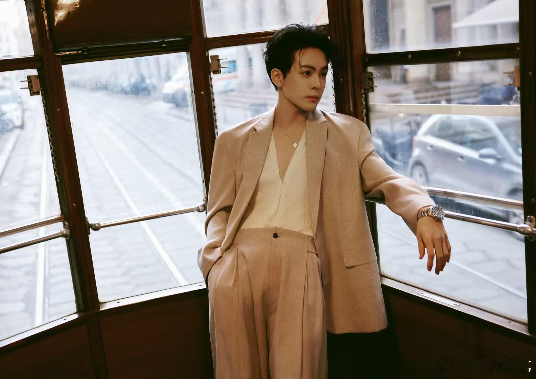 曾舜晞去年少年感今年更熟男  哇塞，真的是觉得曾舜晞去年少年感今年更熟男，今年这