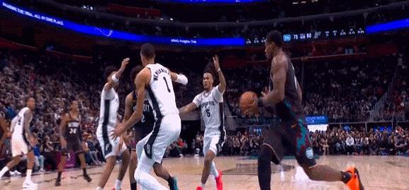 本以为是年度最佳隔扣，是屠龙勇士的封神一刻，没想到，这一球竟成了激怒怪兽的导火索