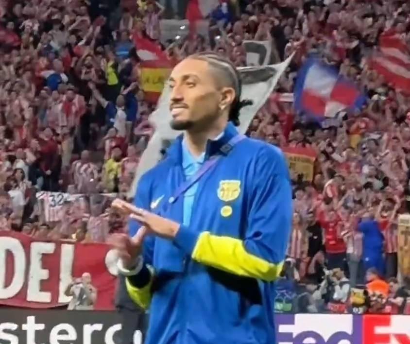 【巴萨出局，伤缺的拉菲尼亚露出迷之微笑】因伤缺阵的拉菲尼亚，原本是一员不可或缺的