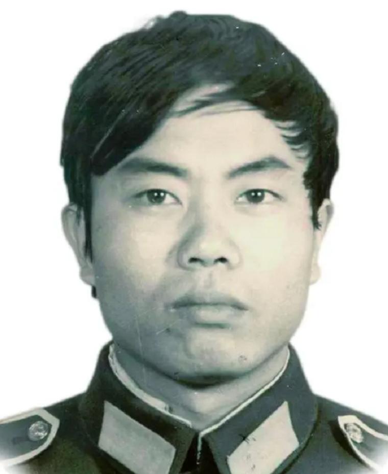 1987年，缉毒警察陈建军在执行卧底任务时，伪装成了一名回族商人，目的是潜入贩毒