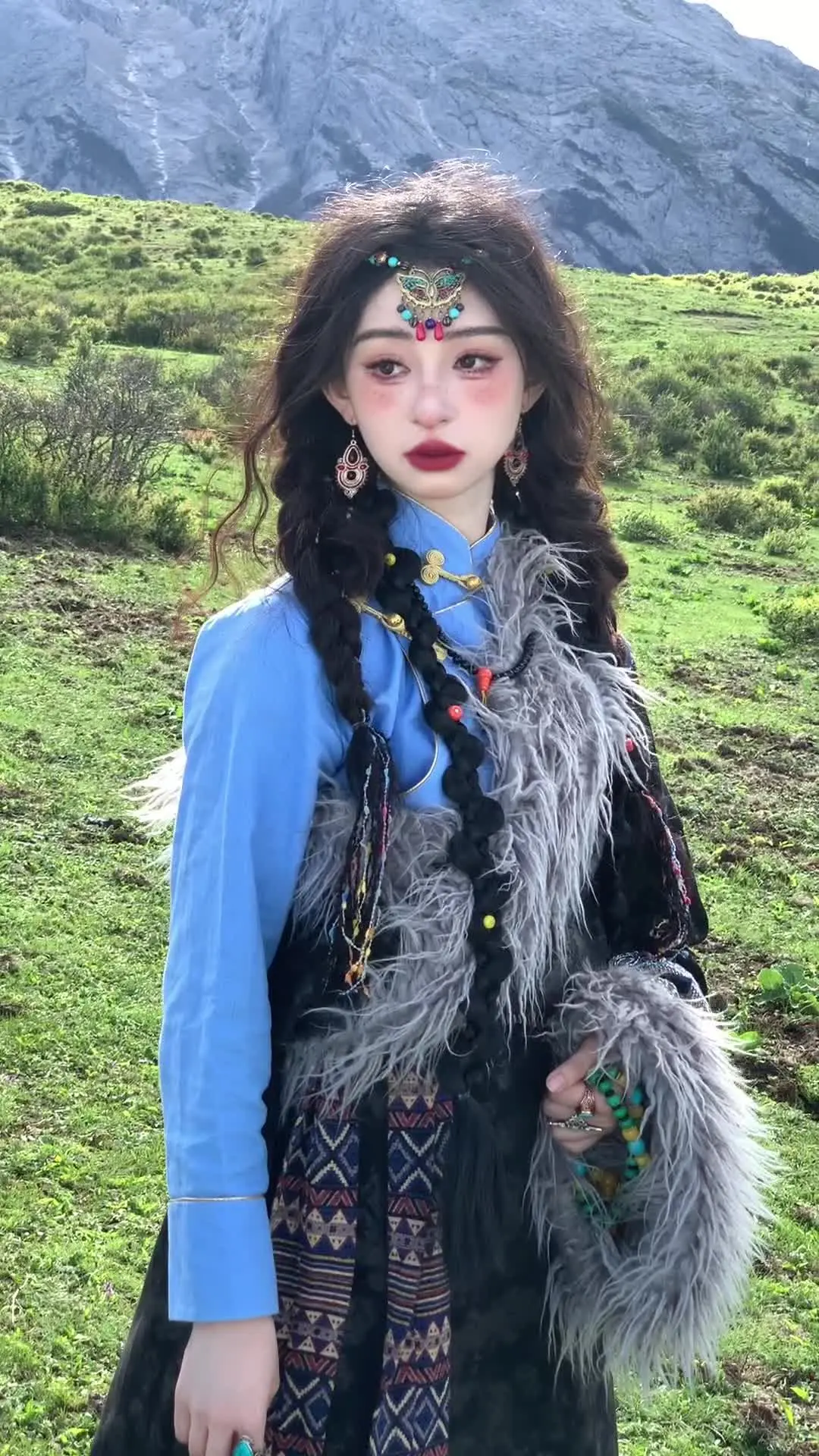 朋友说我穿上藏服像从童话镇走出来的小卓玛 在丽江拍到了我的人生照片 藏...
