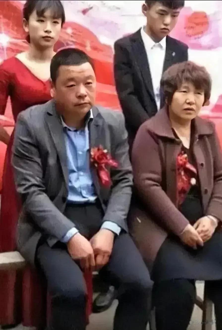 新婚大喜的日子，本来是一件很高兴的事情，儿子找了一个喜欢的女人，结婚了，做父母的