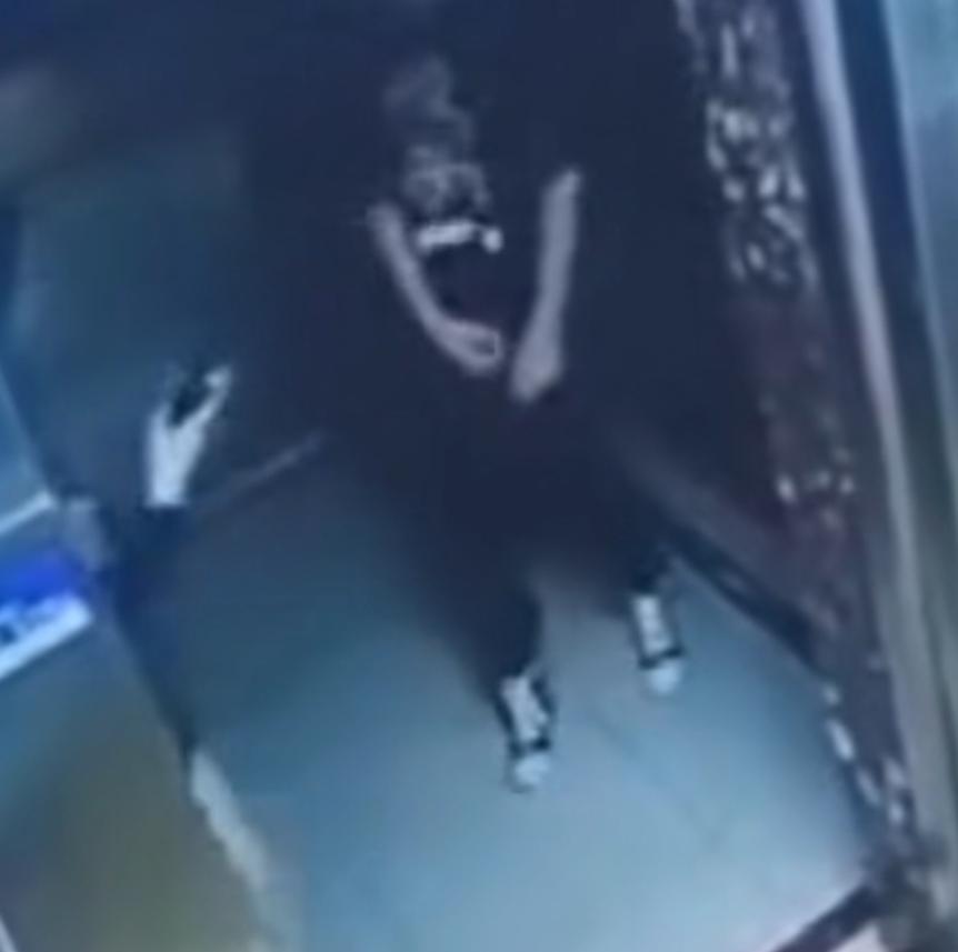 太恶心！男子尾随女子进电梯做出龌龊举动，紧贴女子身后做出低俗不雅举动，事后还留下
