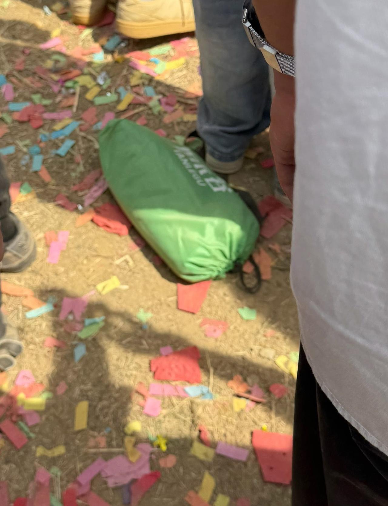 我服了 笑死我了
唱《皮囊》的时候 大家开火车 把我们放在地下的充气沙发给踢飞了