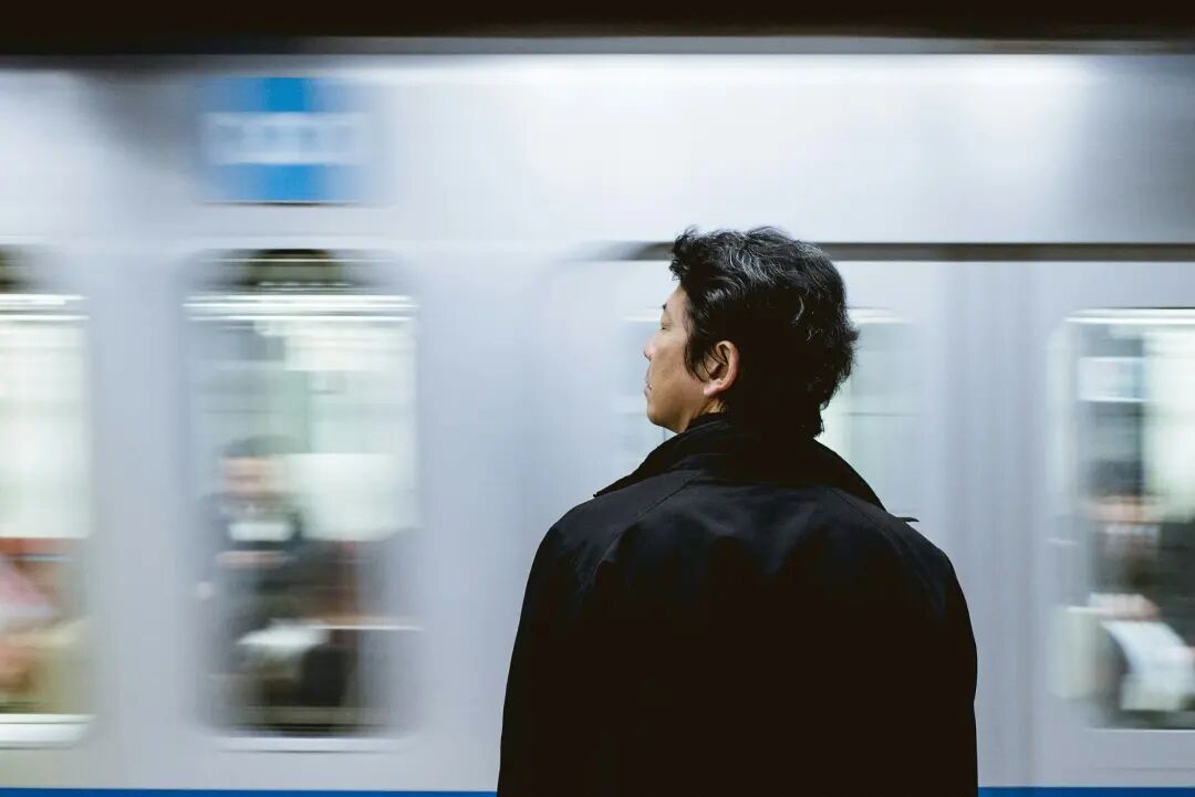 帮助别人以前，需要区分：暂时遇到困难的人，和长期制造困难的人。前者值得雪中送炭。