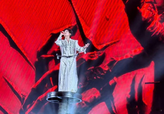 陈楚生招摇真来了陈楚生招摇上桌招摇上桌，陈楚生现场从未让人失望，熟悉旋律搭配细腻