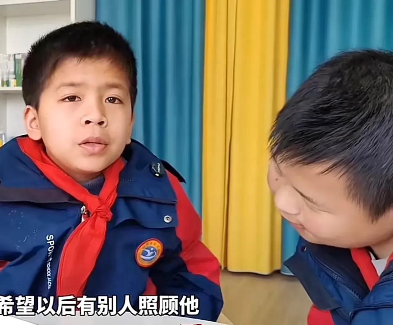 江西一男孩，患有智力障碍和语言障碍，上一年级时已经11岁了，老师嘱咐一7岁男孩：