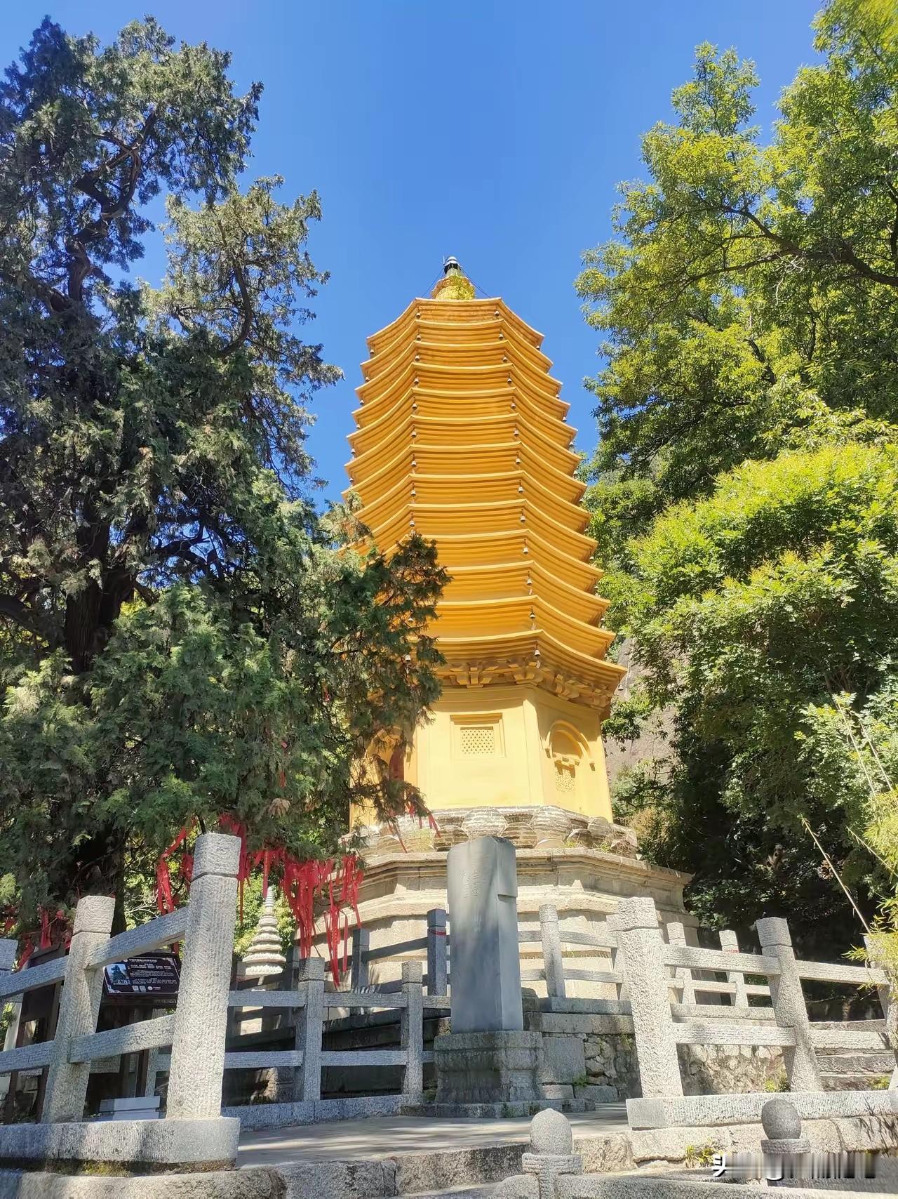 乾隆皇帝曾25次游览天津盘山景区，留下了早知有盘山何必下江南美言，可见盘山景点有