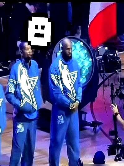 身价70亿的詹姆斯，出门从不开流量，只蹭Wi-Fi。
 
他好兄弟韦德不止一次在