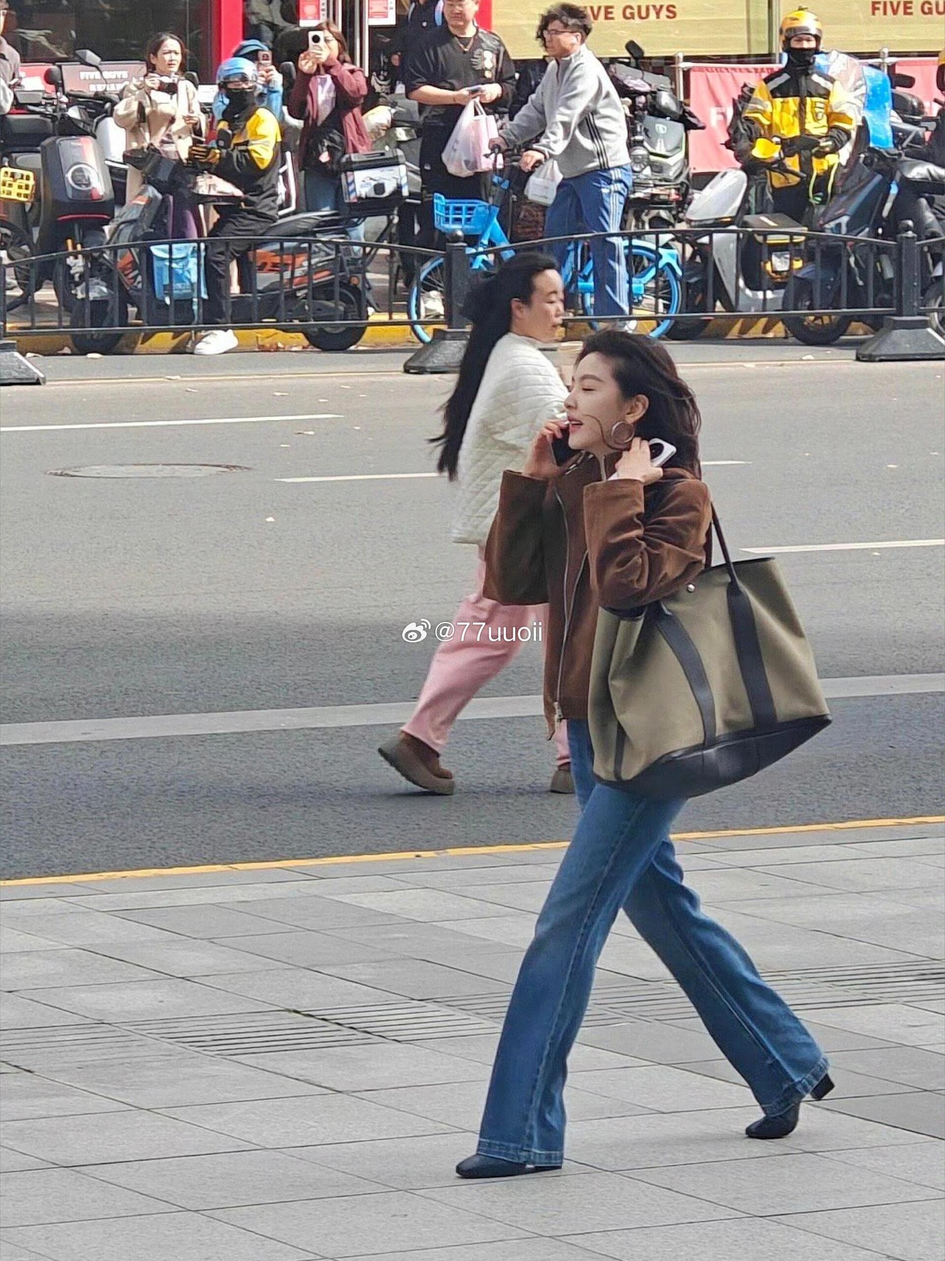 偶遇章若楠就懂了，明星的淡颜在现实中的冲击力有多大 
