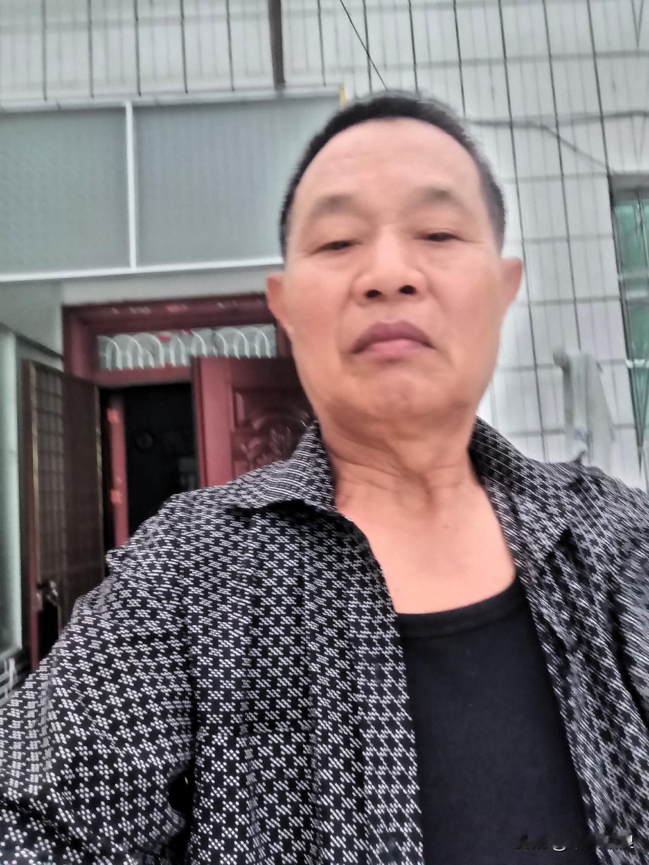 今天是8月14号，时阴时中雨天气，穿短袖感脚有点凉，面上再加一件春衣穿。手擘感脚