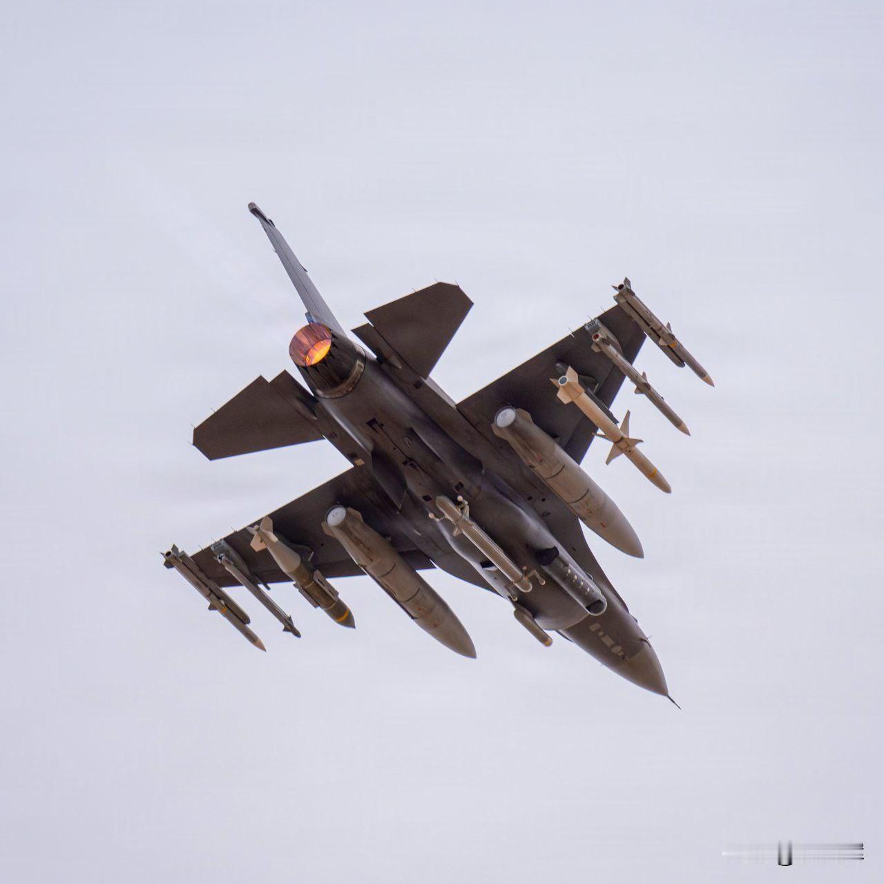 参与对伊朗空中作战的美国“空中瑞士军刀”
 
照片里这架战机堪称“空中瑞士军刀”