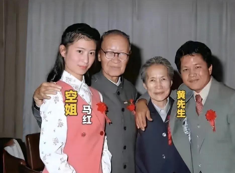 80年代，黄植诚先生迎娶空姐时的一张合影，他说湾湾太小，想来大陆看万里长城，就开