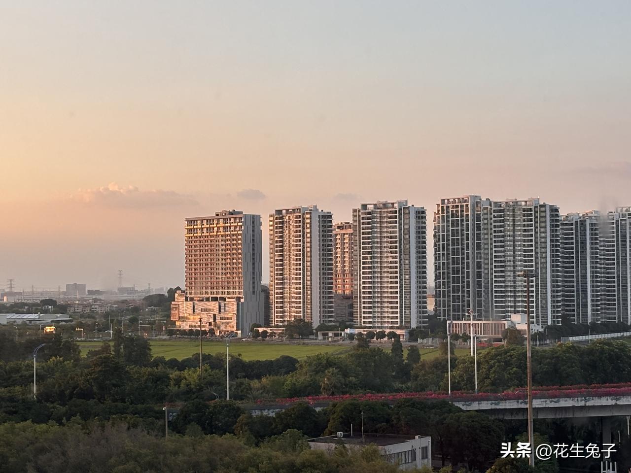 广州房价环比实现七连涨？原因是什么？

九月新房价格环比上涨0.2%，但同比下降