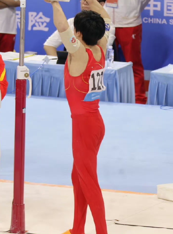 认真打杠的张博恒 