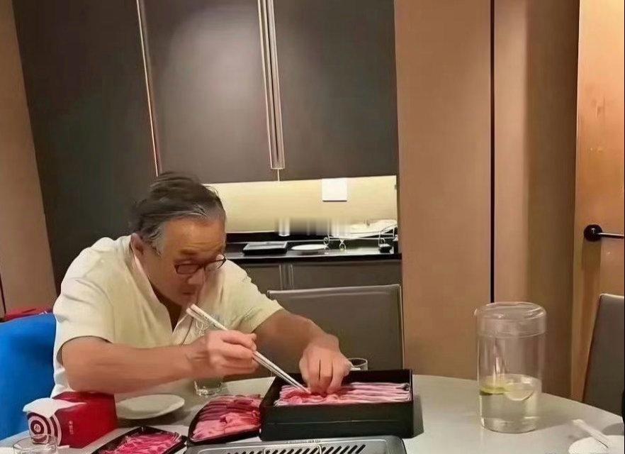 两张照片相隔40年的成龙大哥。 