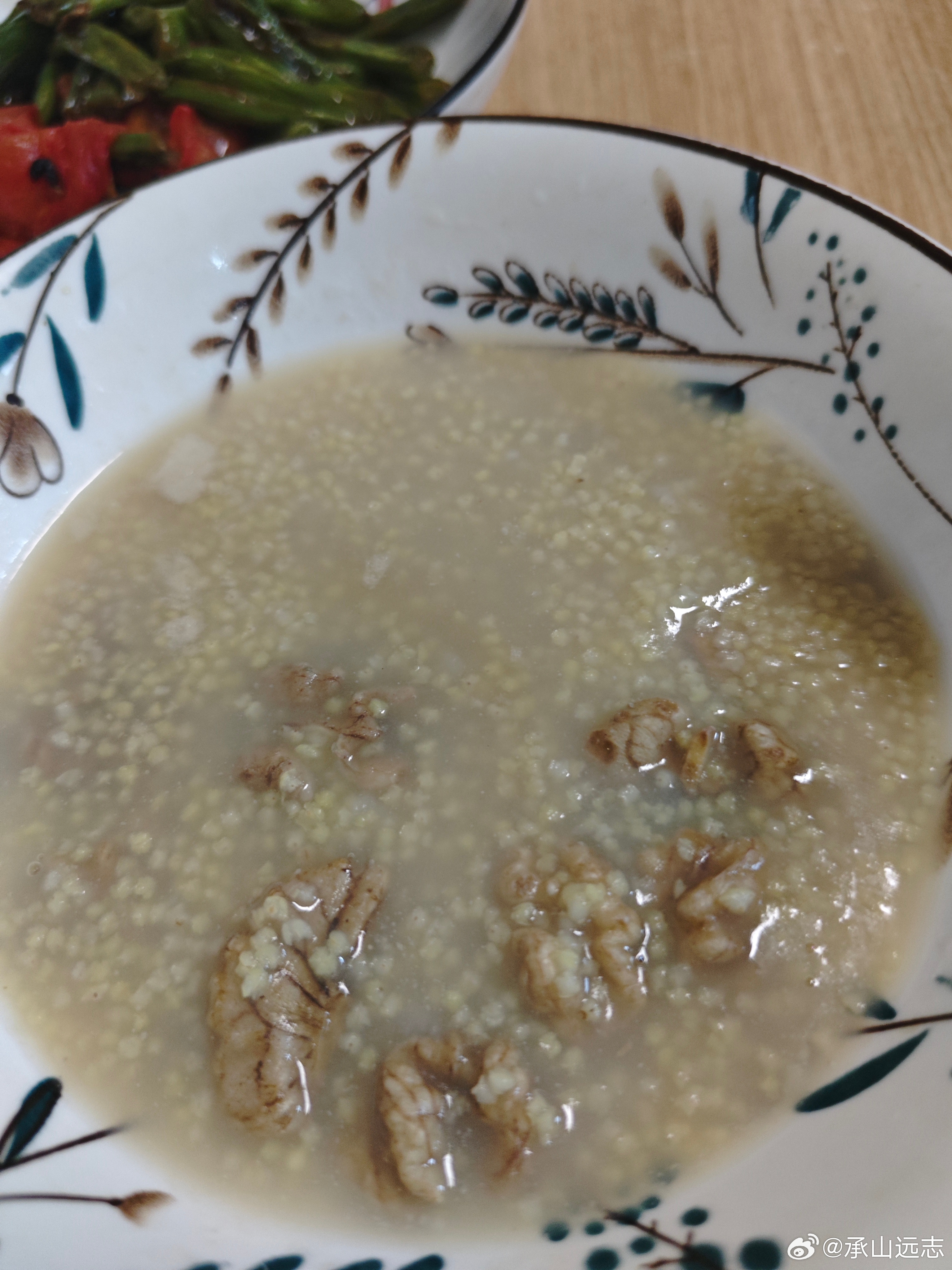 小米核桃粥，把核桃提前用开水泡泡，去掉涩味和颜色，粥不再是黑色了。干煸四季豆 