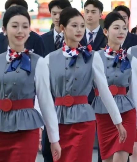 空姐服务应不包括下跪道歉吧？一方面涉及个人尊严和人权，另一方面航空公司还要维护员