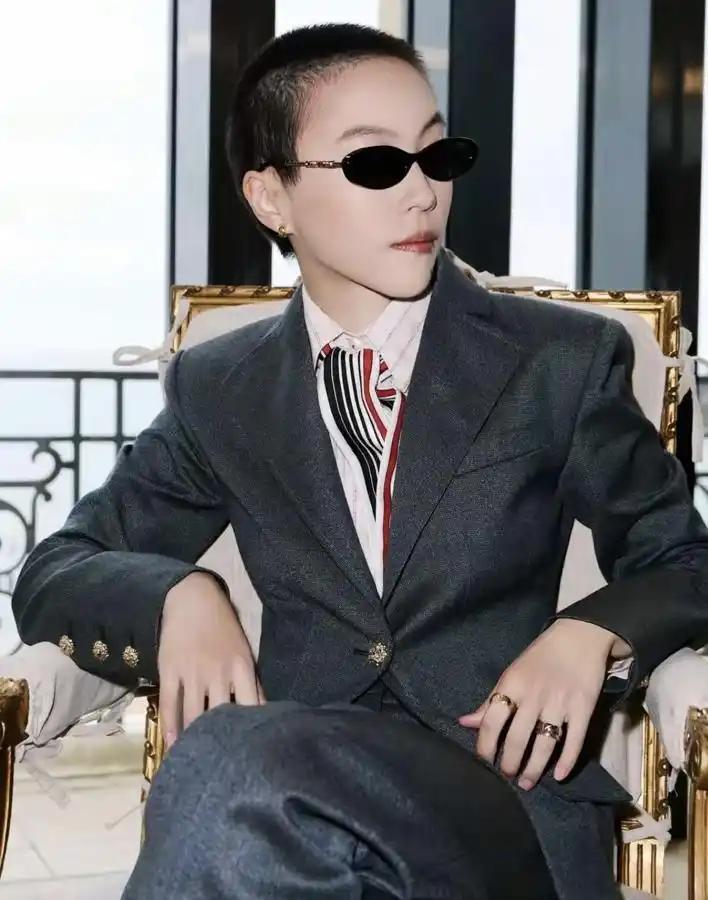 王菲女儿窦靖童寸头西装炸场香奈儿大秀 完全碾压各路明星 