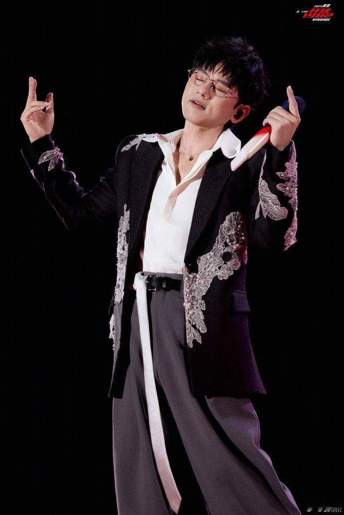 张杰演唱会粉丝太会整活了！不喊安可喊通宵，这是想让杰哥唱到天亮啊，耳朵直接享福了