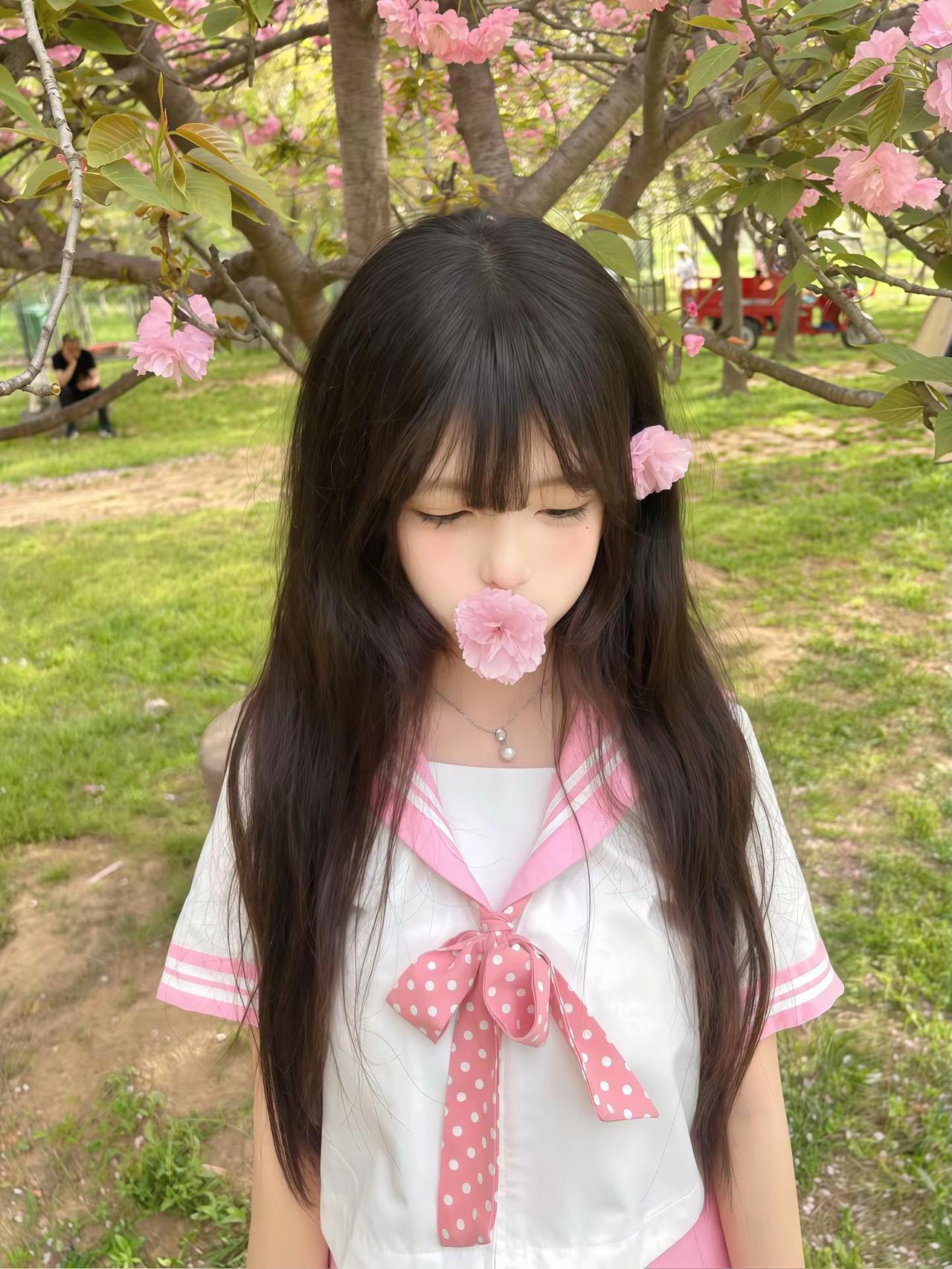 你是否会留意到她低头垂眸散落的发丝和睫毛垂下的眼皮涟漪