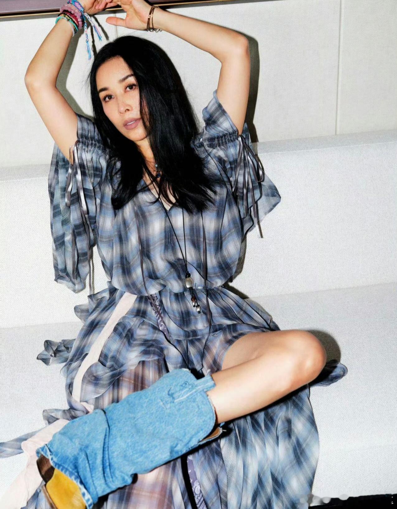 那英 腿精那英的身材本来就很好，而且那姐也是大长腿，只是很少营销罢了姐的状态很美