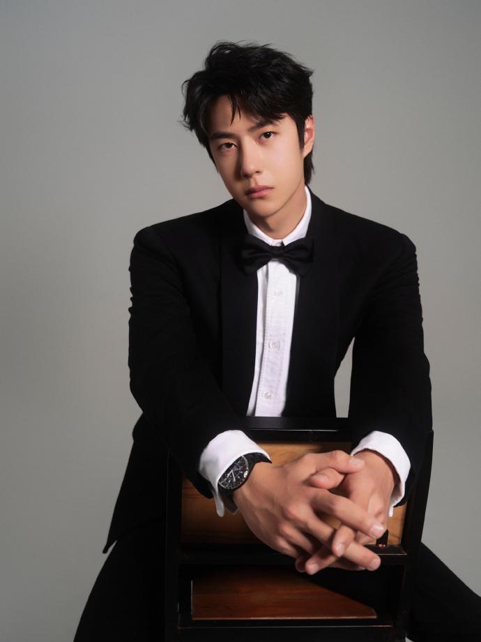 王一博亮相金鸡奖提名红毯  王一博墨色西装亮相金鸡奖表彰仪式 青年演员 着魅力非