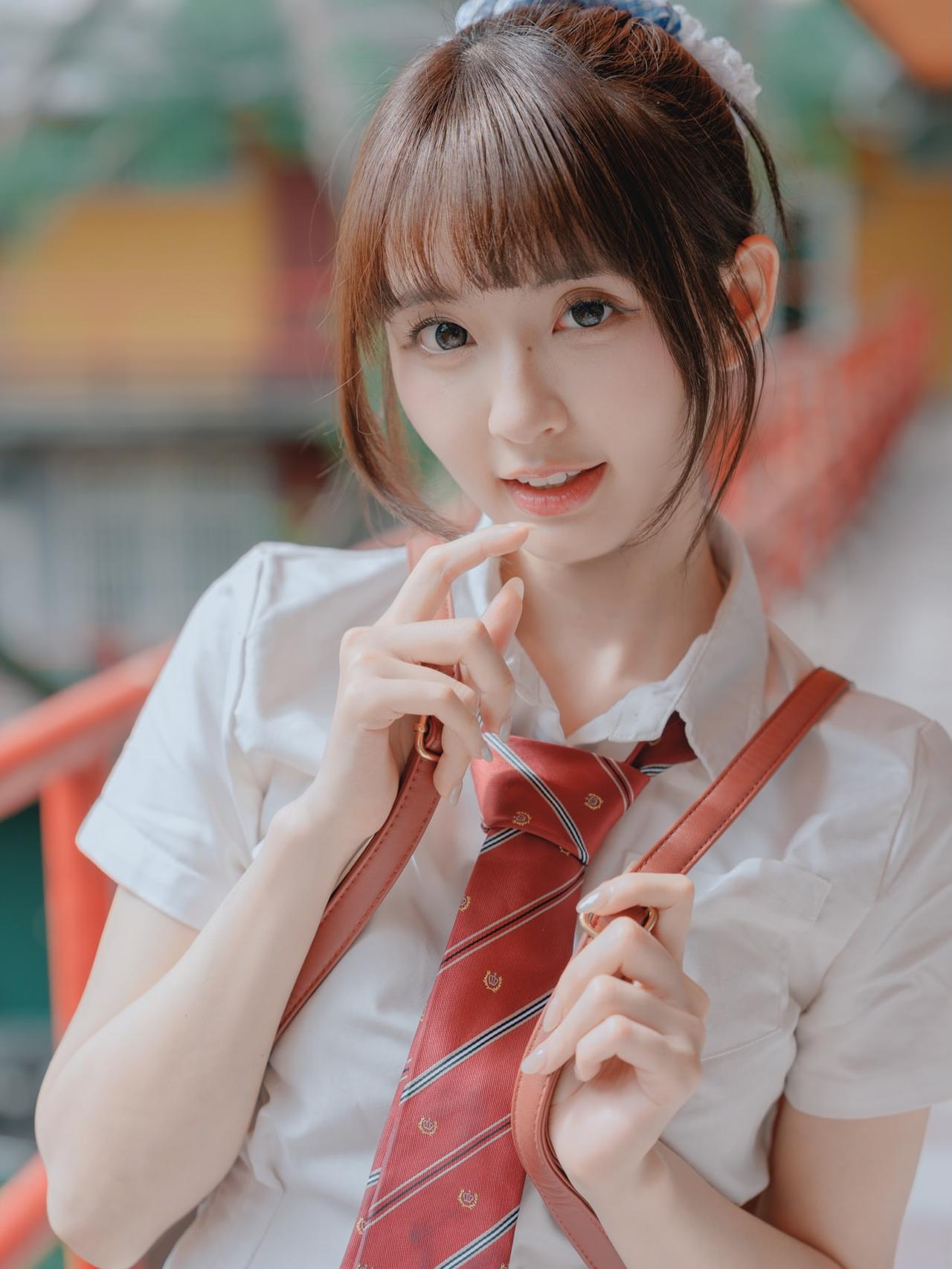 青春洋溢的校园少女，红领带与白色衬衫的搭配，甜美动人！💖📚✨什么样的女生适合
