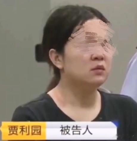 嘀嗒声把女人吵醒，看到两岁的儿子在玩积木，她恼怒地伸手掐住儿子的脖子，之后拿起胶