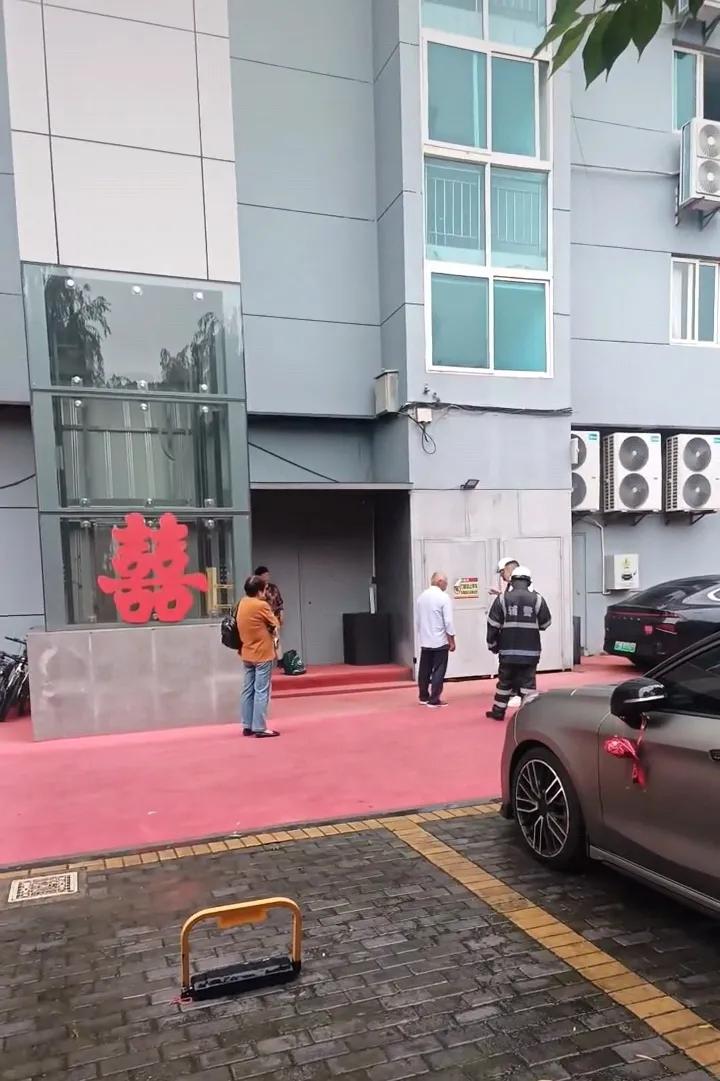 浙江嘉兴桐乡有一位钱老板，女儿大婚，办了三天酒席一共250桌。

现在欠着一位猪