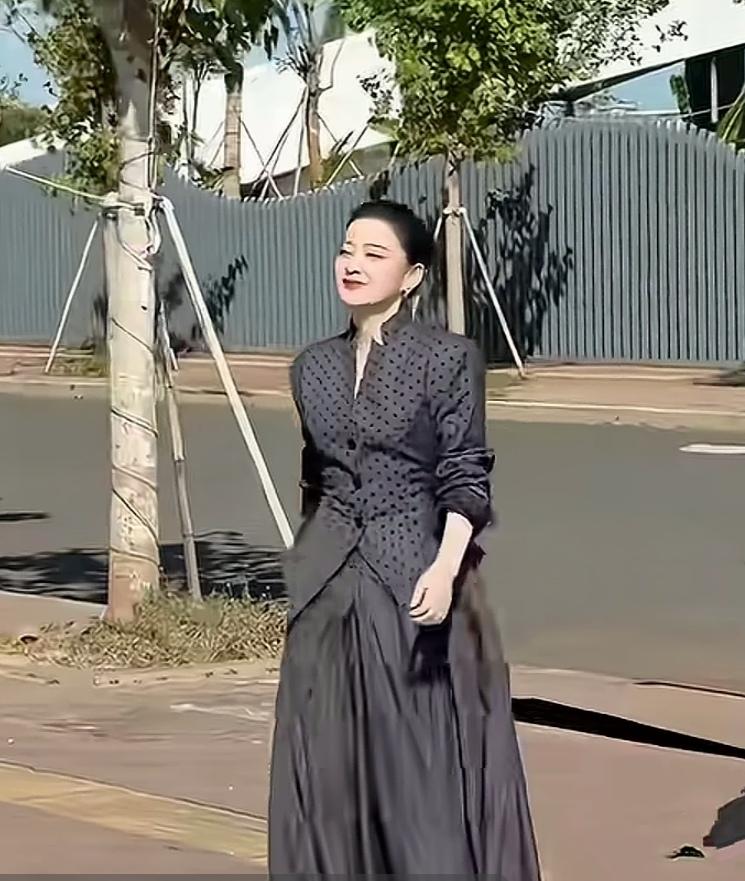梅婷这次出镜太漂亮，太洋盘了。肤白貌美的，眼睛都笑来眯起了，一脸的春风得意。
