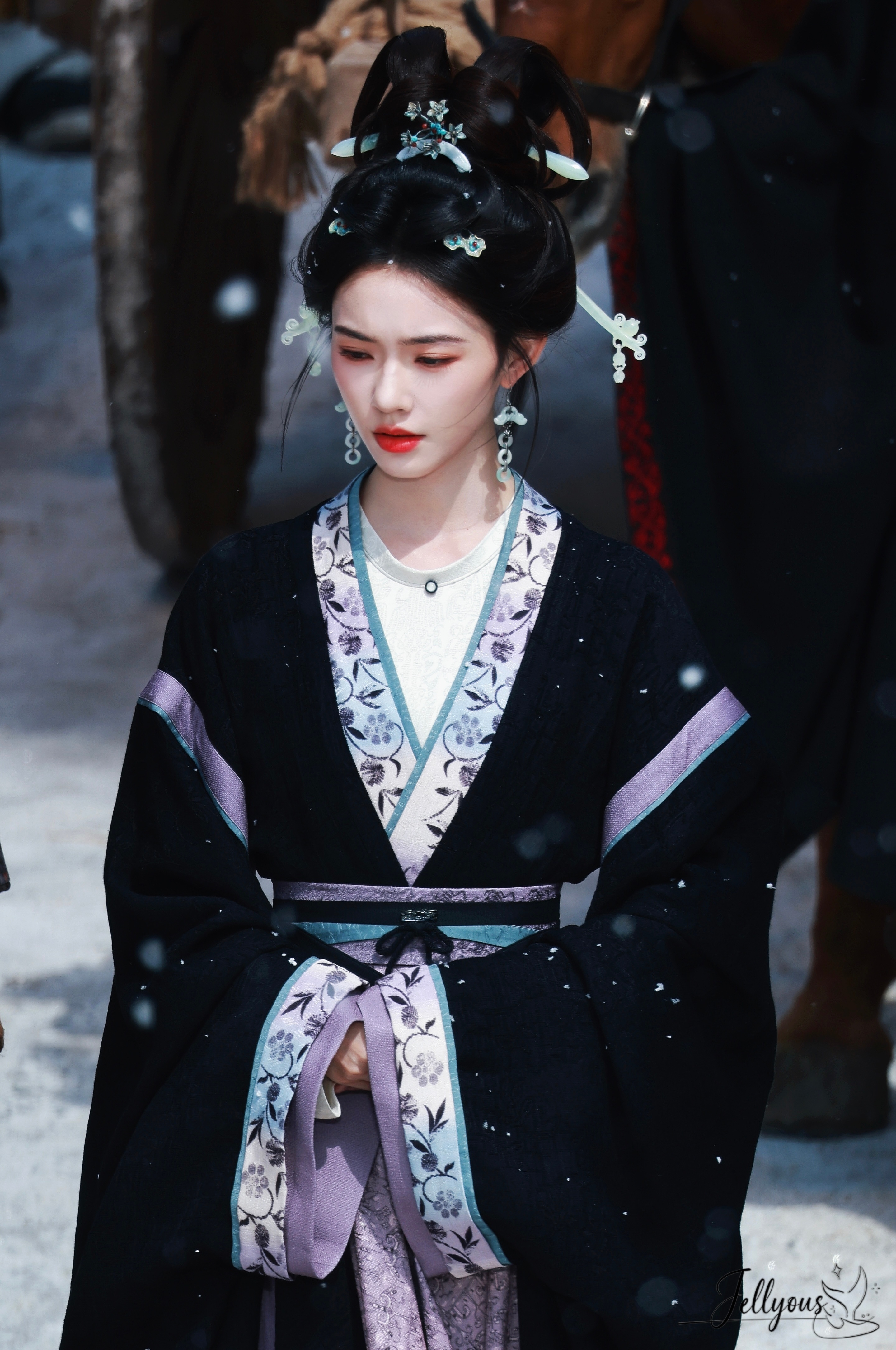 ！这套暗色系好漂亮～～～林允 《归鸾》☽ 双环髻+黑衣-下雪 