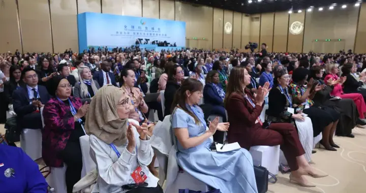 真正“半边天”，每一位妇女都是主角 | 新京报社论