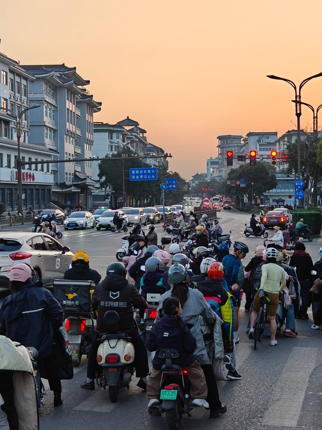 我发现扬州一个特别有意思的现象~不清楚是当地警察叔叔检查非常严格？还是大家的安全