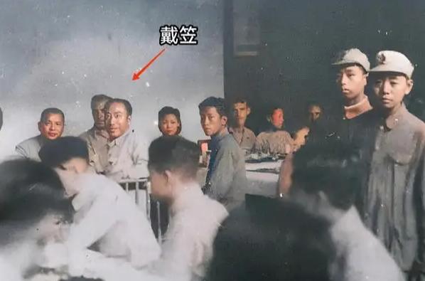 1946年3月17日，南京西南郊的岱山笼罩在阴雨中，一架美制C-47运输机撞上山
