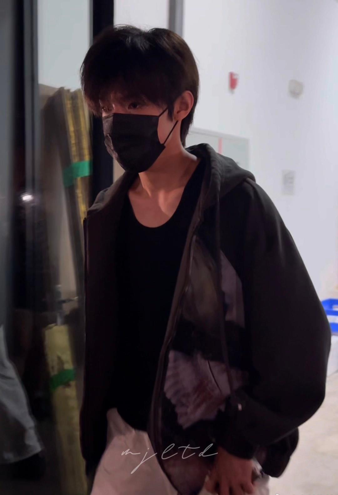 就这么对着张泽禹的锁骨[舔屏][舔屏][舔屏] ​​​