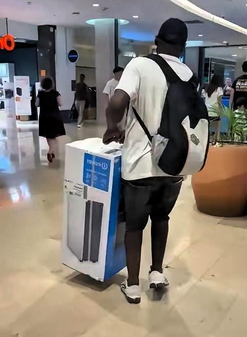 一个老外，花3万多人民币买了台中国空调，在TikTok上疯了一样喊：今天必须开1