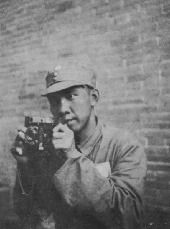 很多人都见过他留下的传世影像：鲁迅生前最后留影、聂荣臻救下日本小姑娘、烽火里的晋