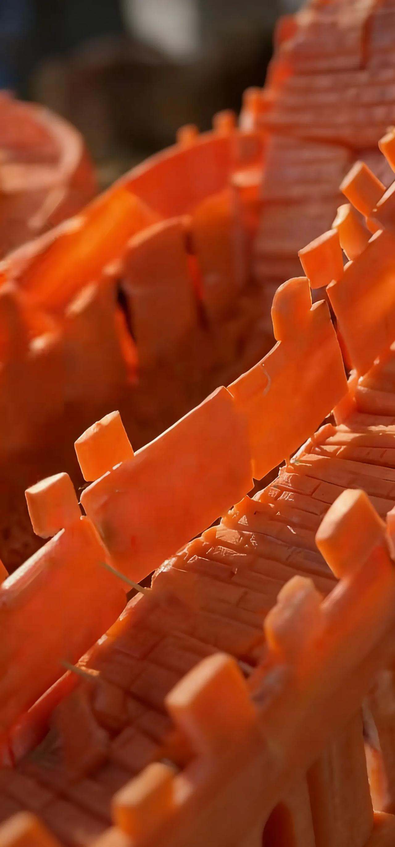 太不可思议！女孩用牙啃胡萝卜，竟啃出万里长城？
你敢信吗？一根普通胡萝卜，没有刻