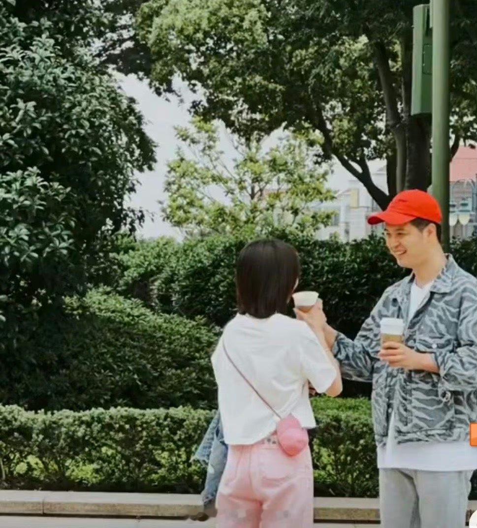 #李纯公开与马頔恋情#李纯和马頔的恋情是真的很好磕，她在节目里公开与马頔的恋情，