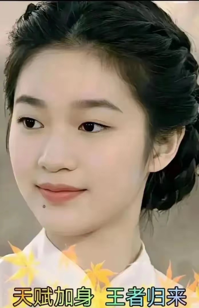 长大蜕变的全红婵愈发温婉大气，眉眼精致，眼下小痣格外点睛千万别去掉。 