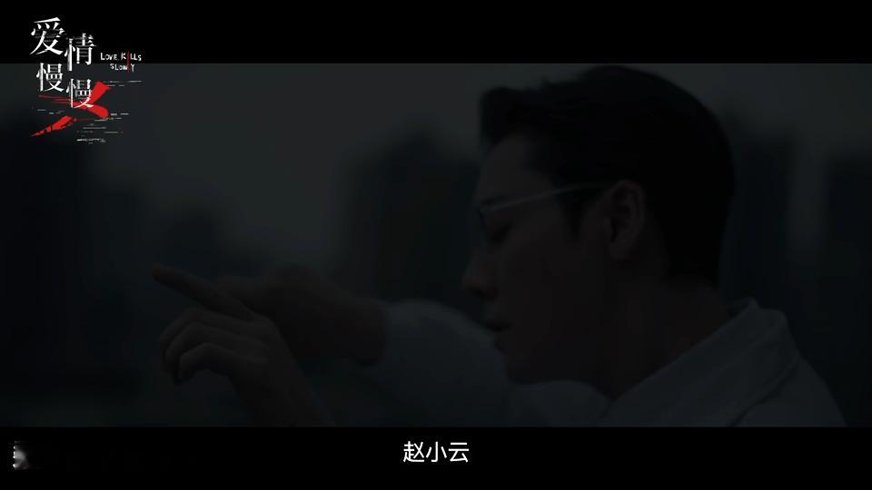 陈伟霆钟楚曦爱意沉沦海报爱情慢慢 海报里陈伟霆揽着钟楚曦的腰，手指扣得紧，眼神却