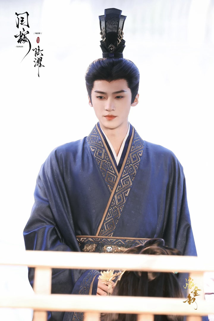 闫桉第一部古装男主剧干净端正的五官配上古风造型，古韵韵味浑然天成，不刻意不浮夸，